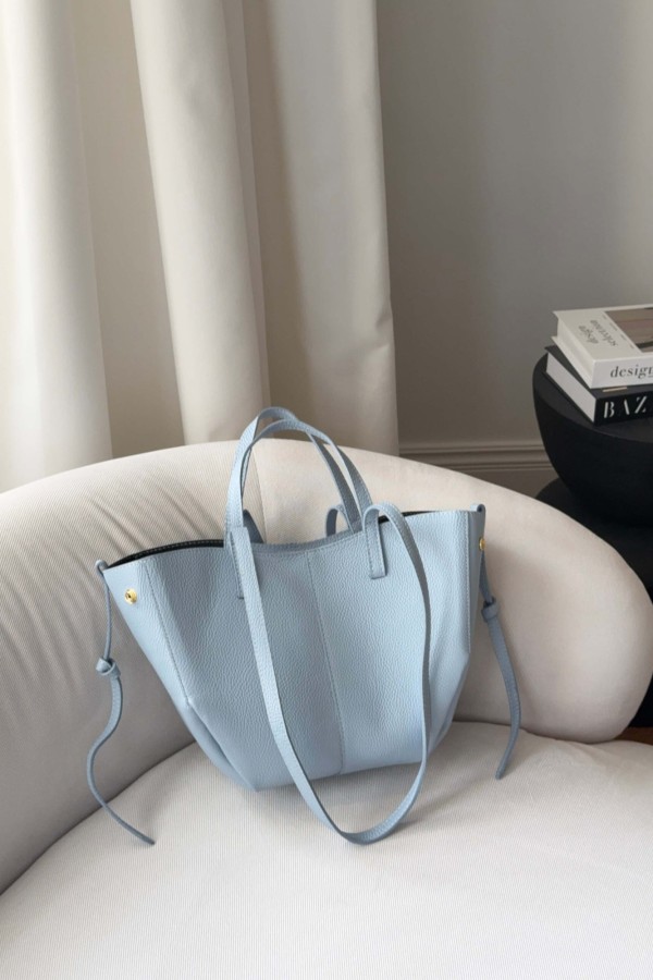 Skórzana torebka Poli midi błękitna