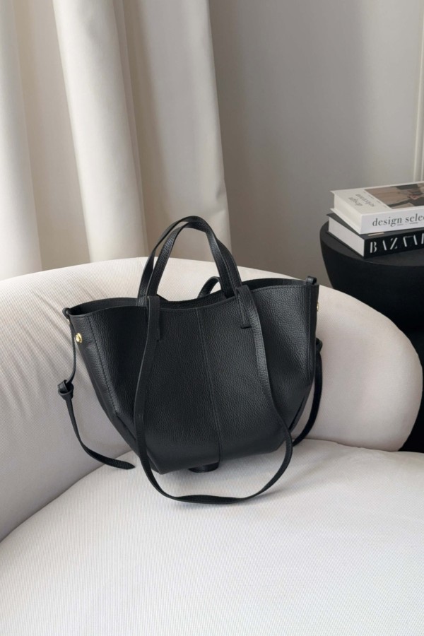 Skórzana torebka Poli midi czarna