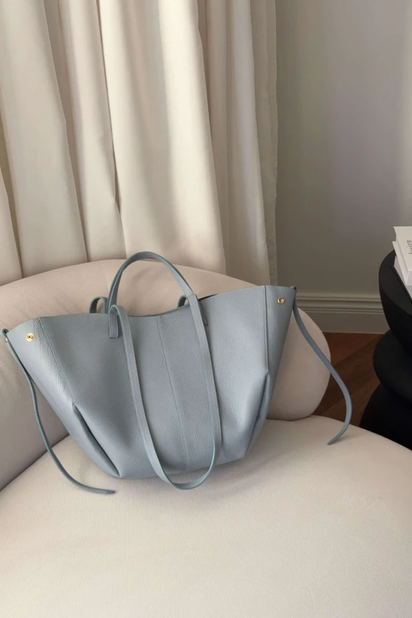 Skórzana torebka Poli maxi błękitna