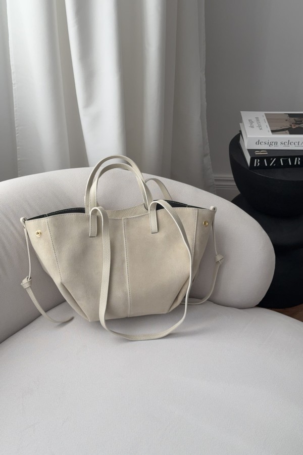 Skórzana torebka zamszowa Poli midi kremowa