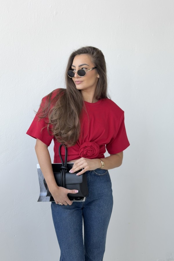 T-shirt w prążek z ozdobną różą i poduchami czerwony
