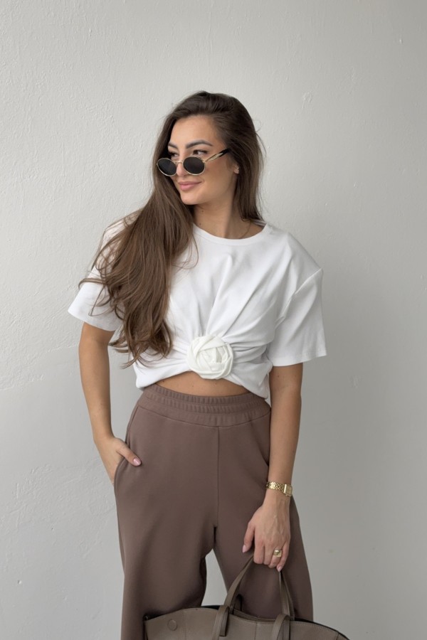 T-shirt w prążek z ozdobną różą i poduchami biały