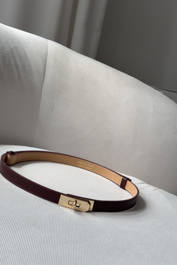 Pasek ze skóry naturalnej ze złotą klamrą bordowy