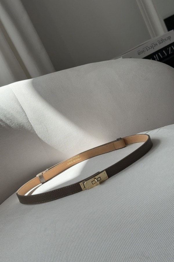 Pasek ze skóry naturalnej ze złotą klamrą taupe