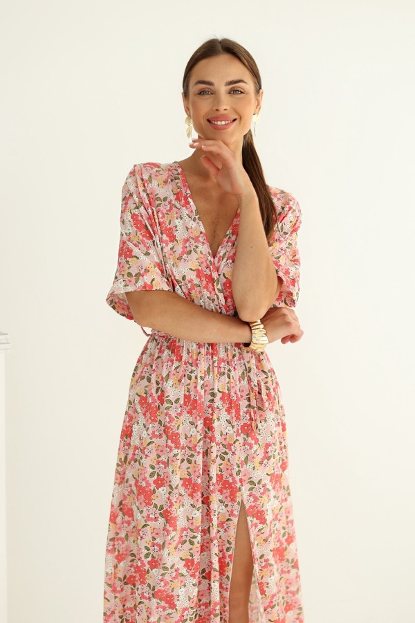 Sukienka o kopertowym kroju w różowe kwiatki