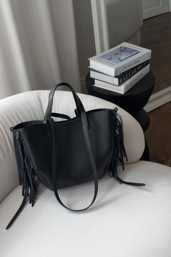 Skórzana torebka Poli midi z frędzlami czarna