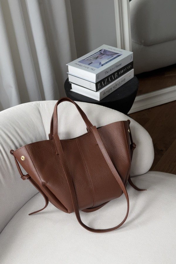 Skórzana torebka Poli midi koniakowa