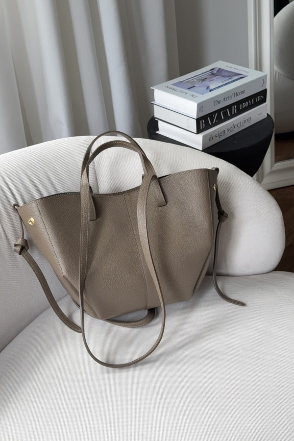 Skórzana torebka Poli midi taupe