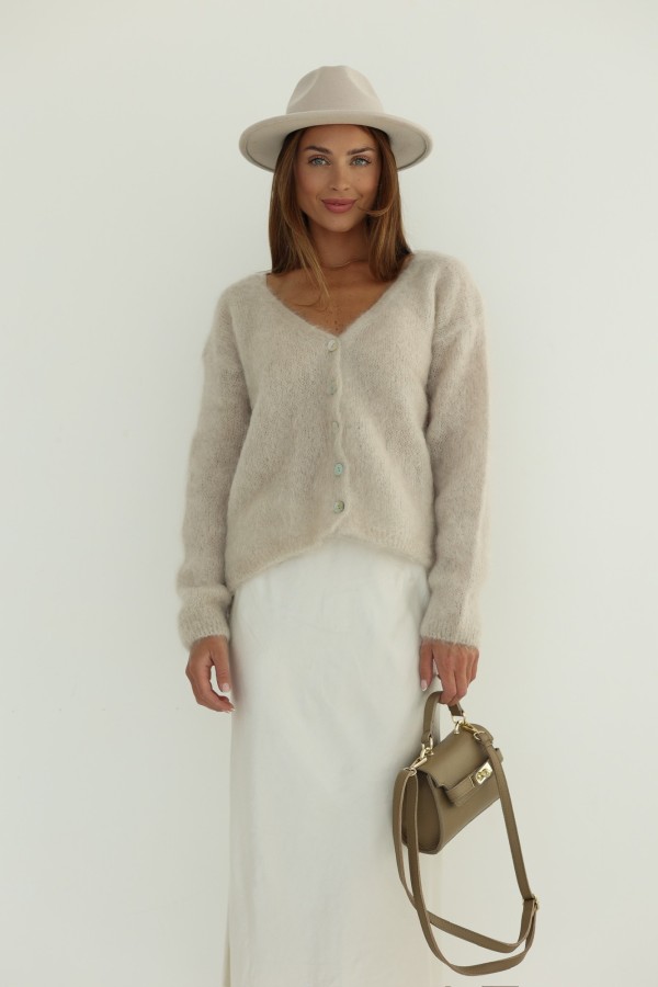 Sweter 81% kid moher zakładany na dwa sposoby jasny beż