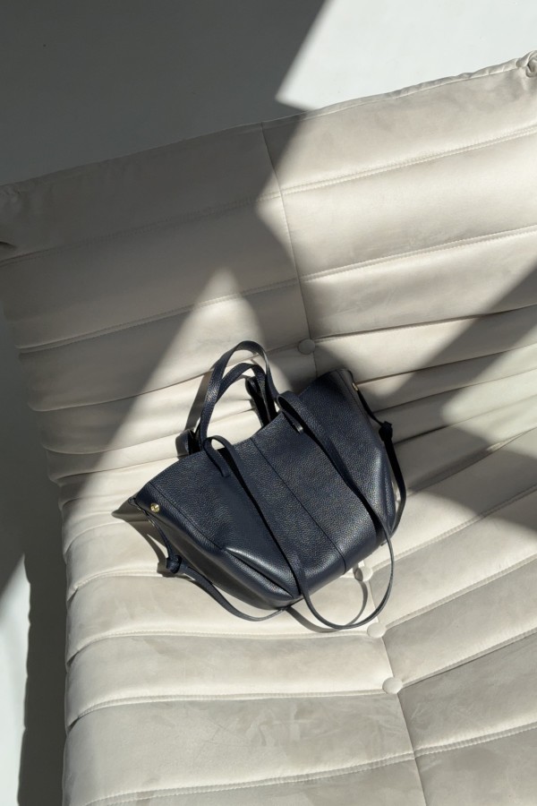 Skórzana torebka Poli midi granatowa