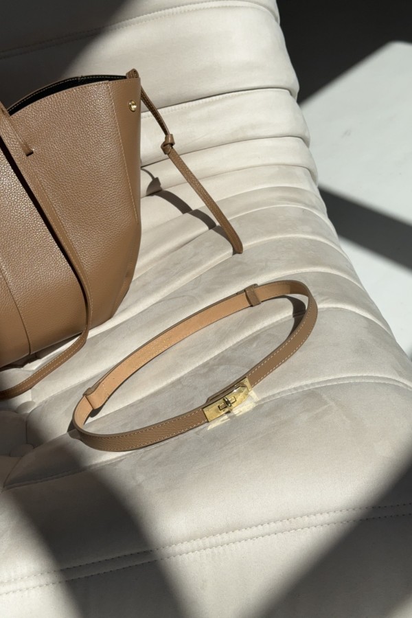 Pasek ze skóry naturalnej ze złotą klamrą nude