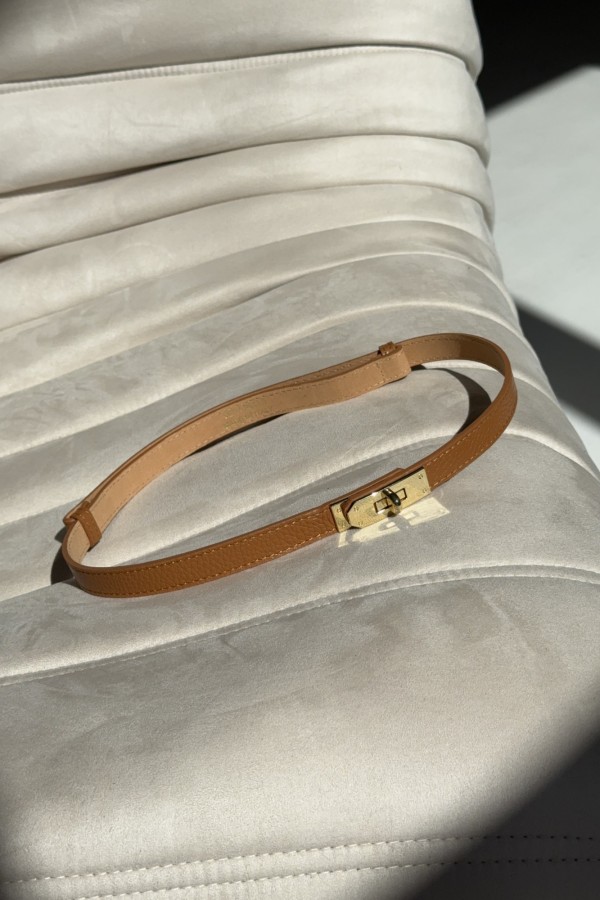 Pasek ze skóry naturalnej ze złotą klamrą brązowy