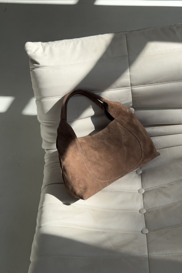 Zamszowa skórzana torebka midi Arlette cynamonowa