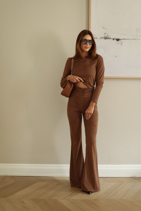 Spodnie zamszowe z modelującym marszczeniem Mona cynamonowe