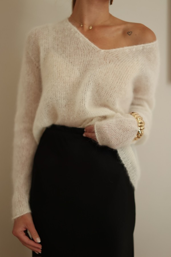 Sweter premium z kid moheru 80% Sofi dekolt V ecru