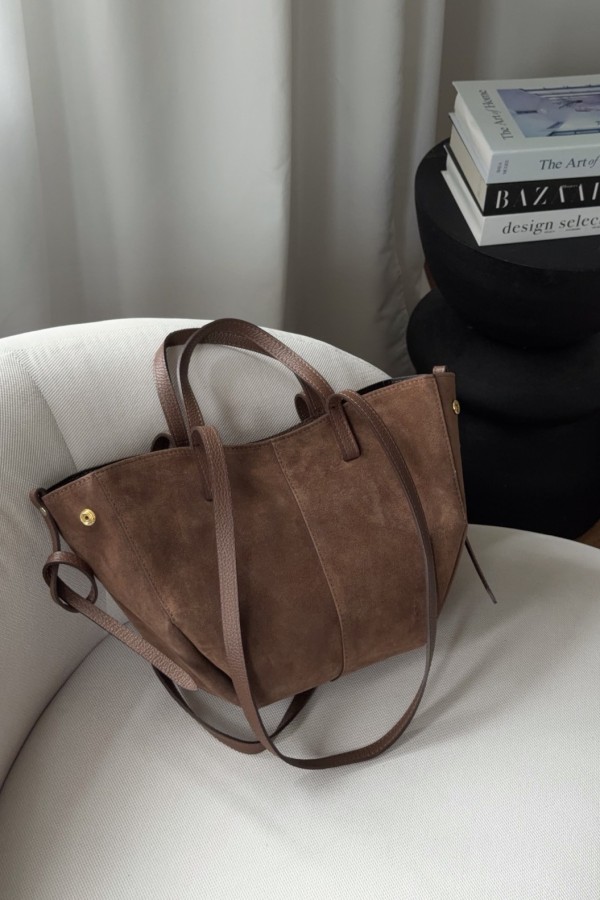 Skórzana torebka zamszowa Poli midi mleczna czekolada