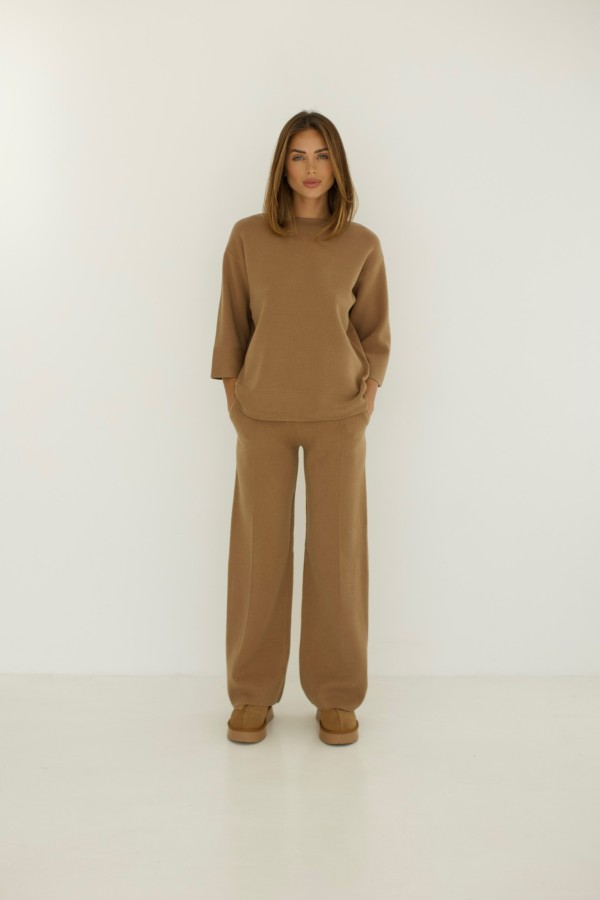 Komplet dzianinowy ze sweterkiem pod szyję i krótszym rękawem camel