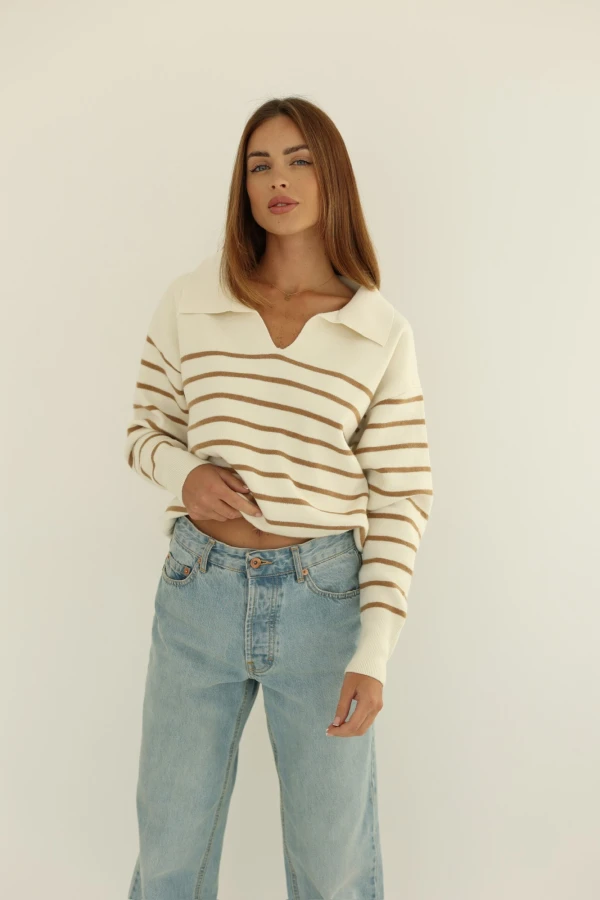 Sweterek polo w pasy śmietankowo-camelowy