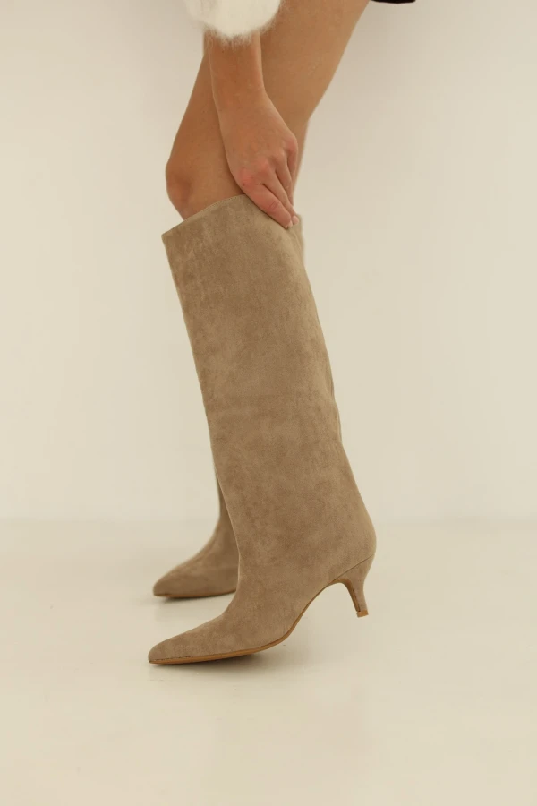 Kozaki zamszowe na niskiej szpilce Selia beżowe