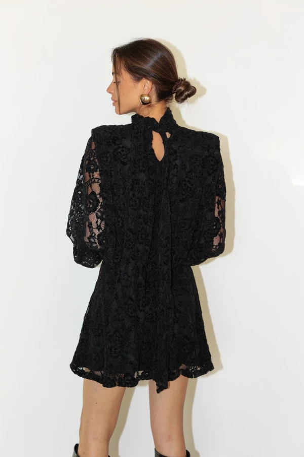 Krótka sukienka koronkowa Madelaine czarna