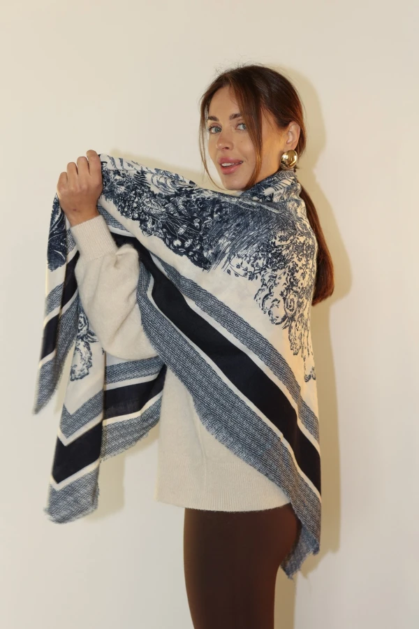 Cienki szal wiskozowy niebiesko-biały