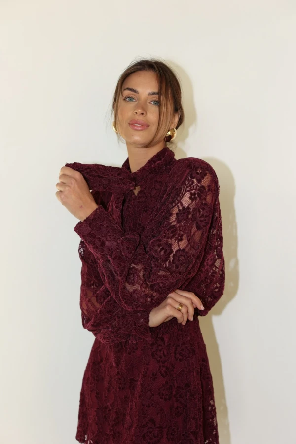 Krótka sukienka koronkowa Madelaine bordowa