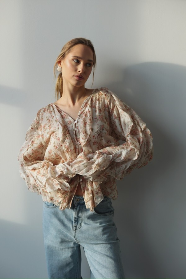 Koszula z falbanką i guziczkami Aida beżowo-różowa