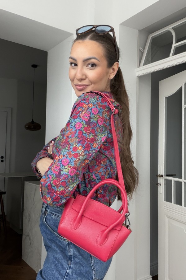 Torebka skórzana kuferek Gia z paskiem malinowa czerwień