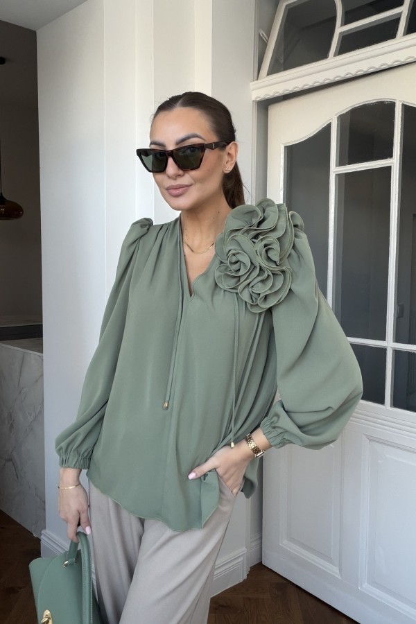 Koszula Rose dekolt V z kwiatem szałwiowa