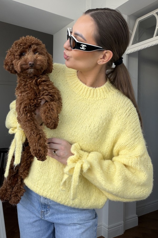 Sweter Cindy z ozdobnym rękawem pastelowy żółty
