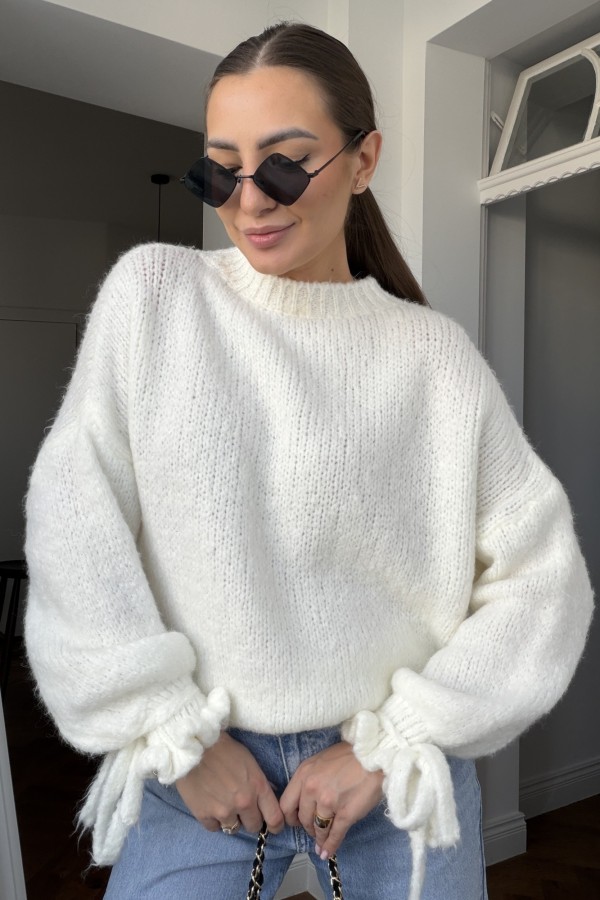 Sweter Cindy z ozdobnym rękawem ecru