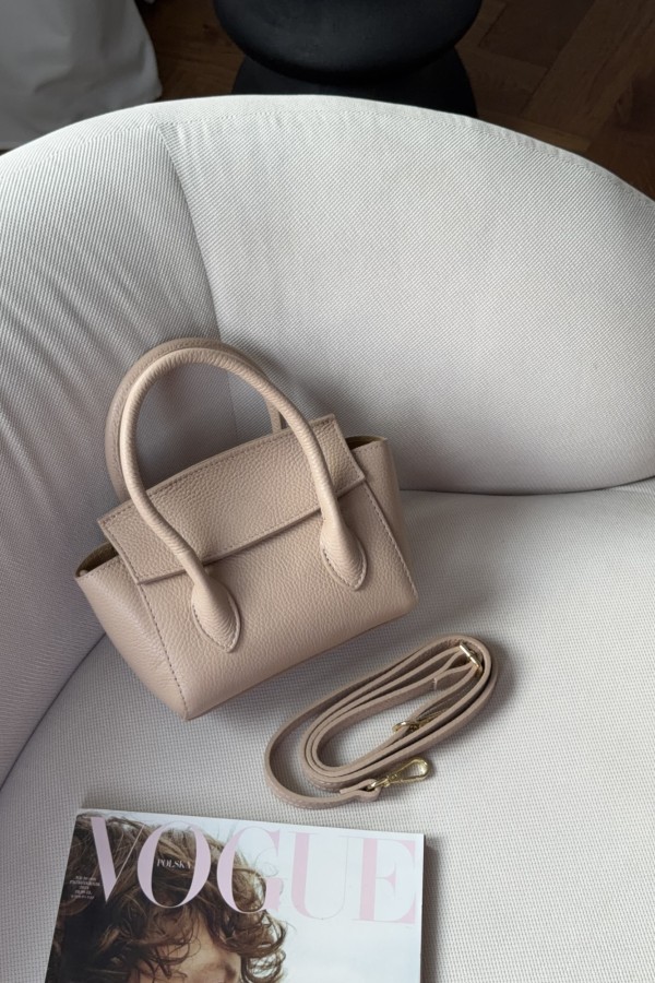 Torebka skórzana kuferek Gia z paskiem pudrowa