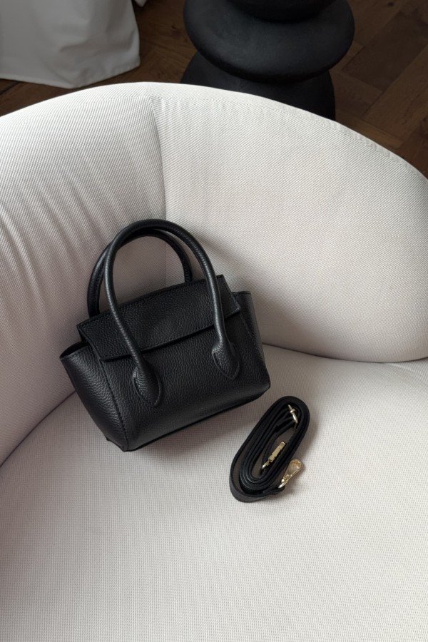 Torebka skórzana kuferek Gia z paskiem czarna