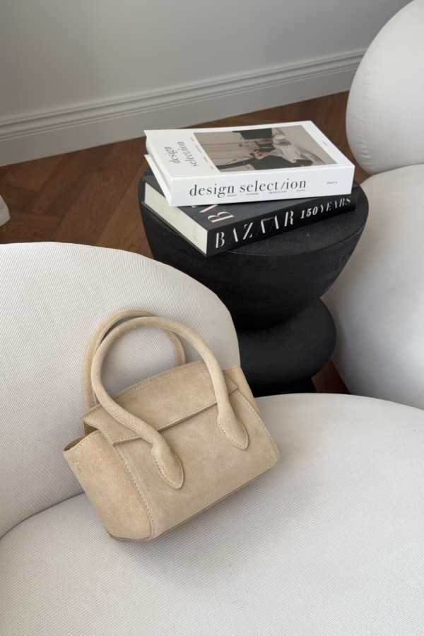 Torebka skórzana zamszowa kuferek Gia z paskiem beżowa