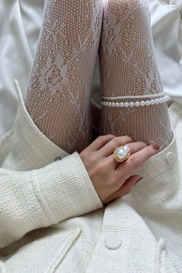 Białe rajstopy koronkowe