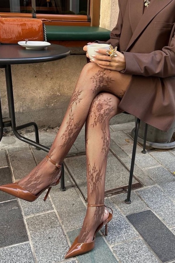 Czekoladowe rajstopy koronkowe