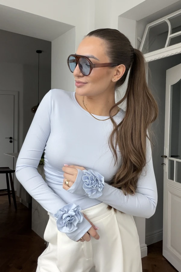 Bluzka Rosalia z marszczeniem i różą baby blue