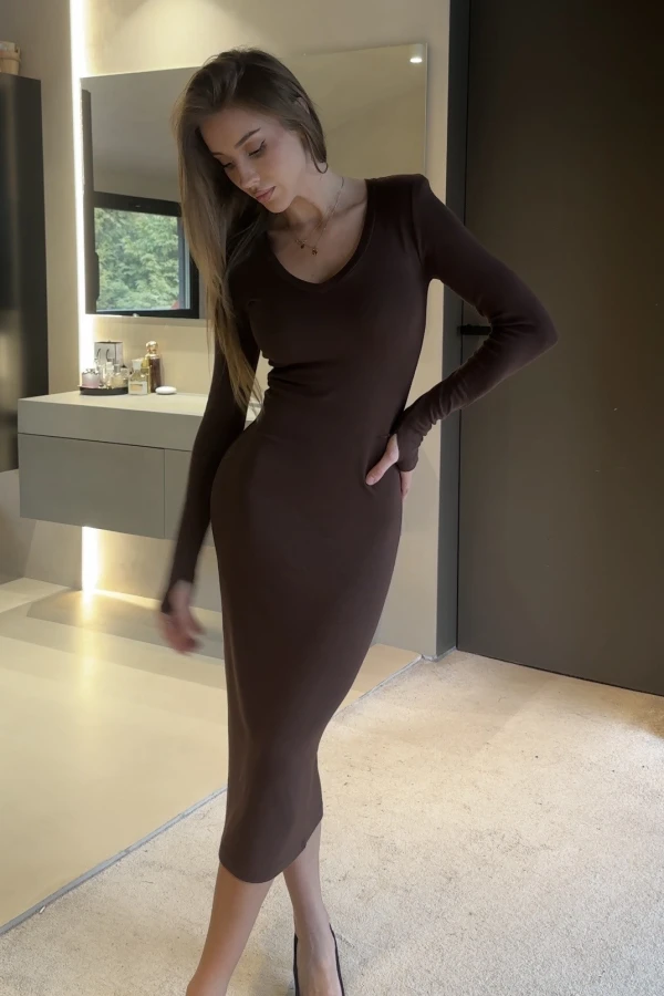 Sukienka z wiskozy dekolt V i poduszki na ramionach maxi czekolada