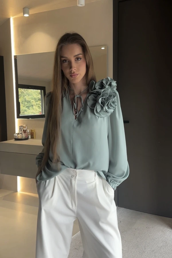 Koszula Rose dekolt V z kwiatem pastelowa mięta