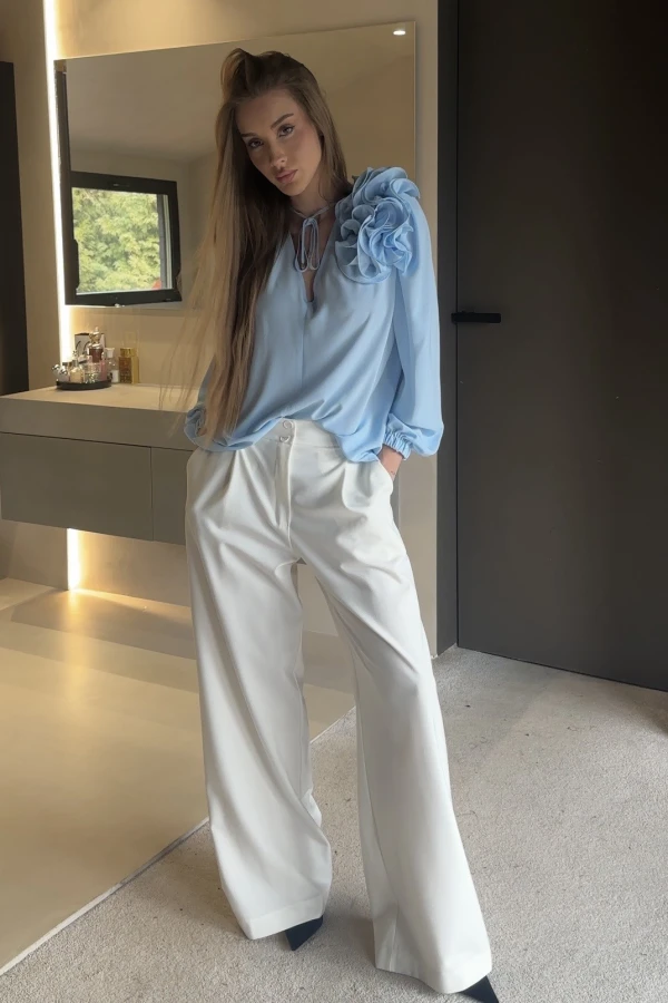 Koszula Rose dekolt V z kwiatem błękitna