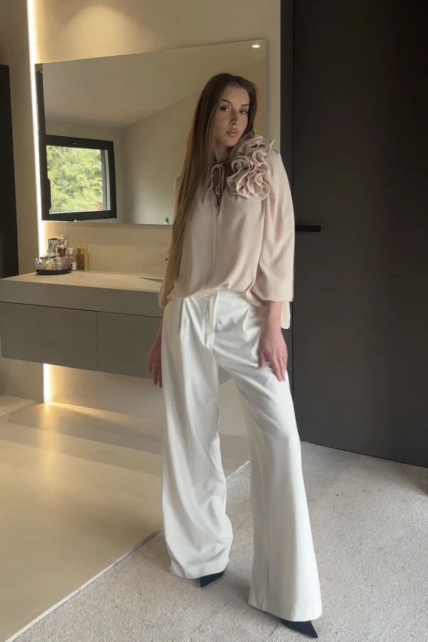 Koszula Rose dekolt V z kwiatem budyniowa