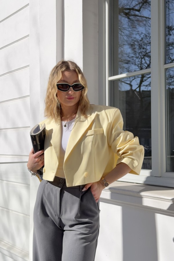Krótka damska marynarka o pudełkowym kroju Alessia butter yellow