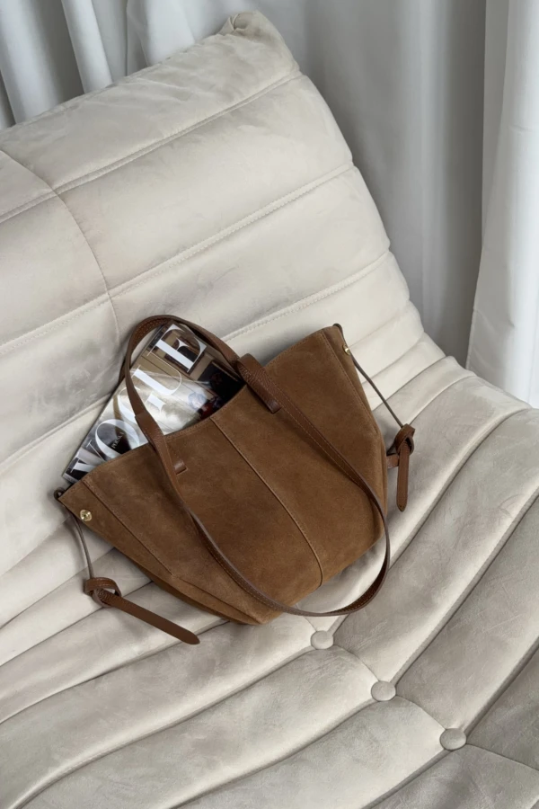 Skórzana torebka zamszowa Poli midi cynamon